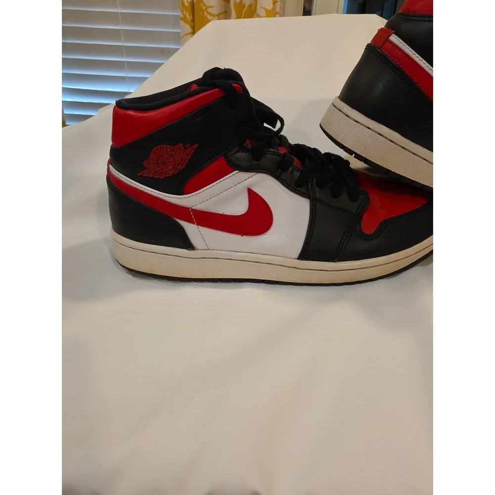 Jordan 1 Mid| Nike | Bred Toe | Size 8.5 | Pre-loved-great Condition